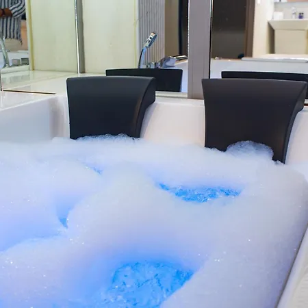 The Bubbles - Jacuzzi 3* Tirana