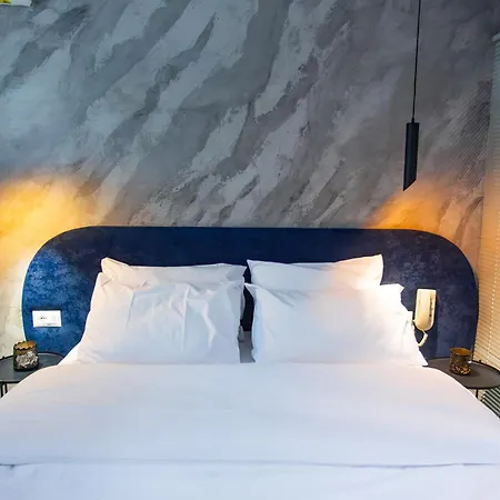 The Bubbles - Jacuzzi 3* Tirana