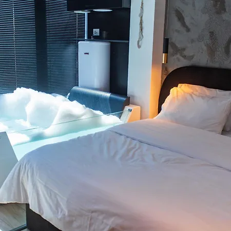 Hotel The Bubbles - Jacuzzi Tirana
