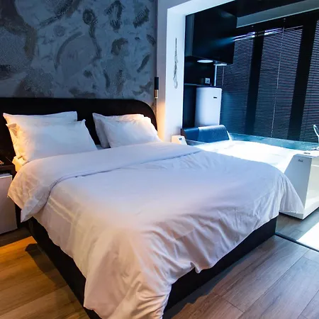 The Bubbles - Jacuzzi 3* Tirana