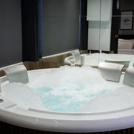 Hotel The Bubbles - Jacuzzi Tirana