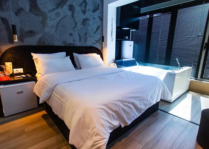 The Bubbles - Jacuzzi 3* ティラナ